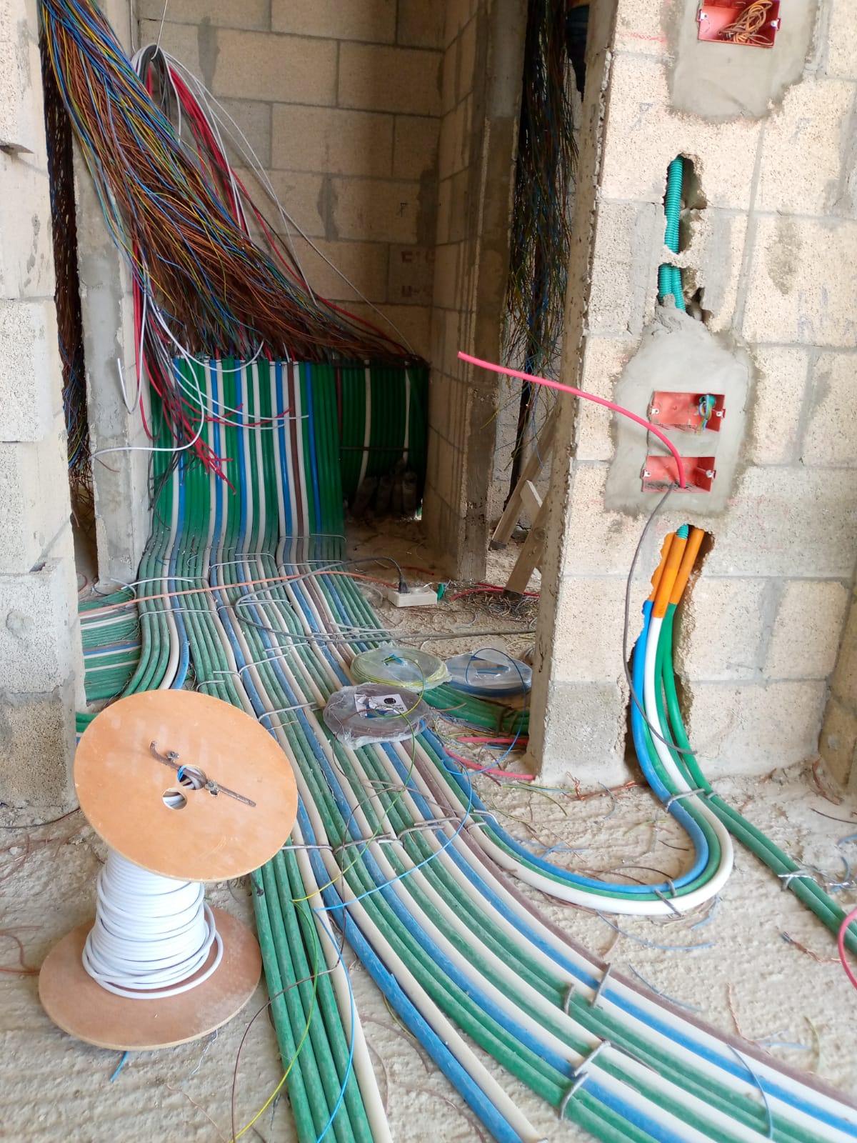 עבודת חשמל, הרצליה